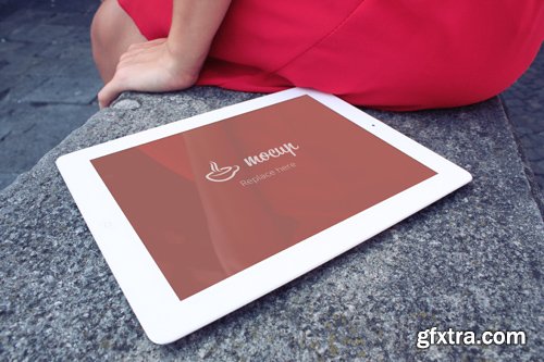 iPad Mockup Lady in Italy