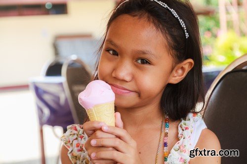 Children with ice cream