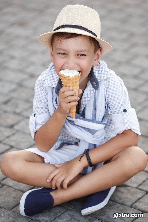 Children with ice cream