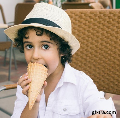 Children with ice cream