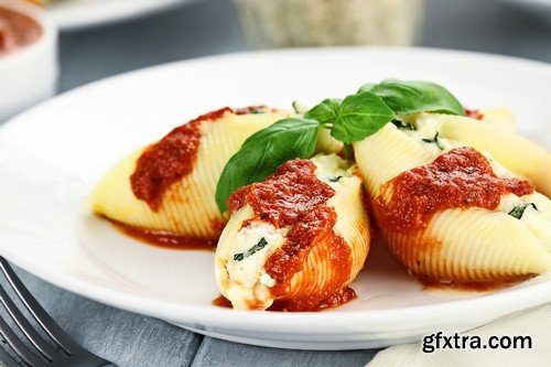 Pasta with tomato sauce