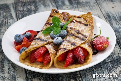 Pancakes with strawberries