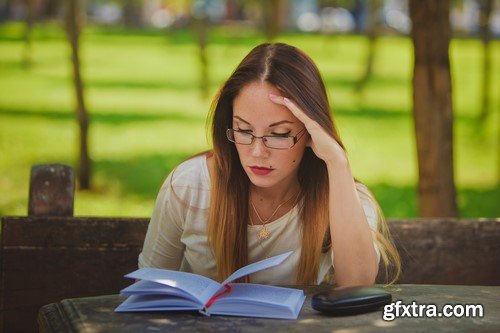 Girls Reading Books - 15x JPEGs