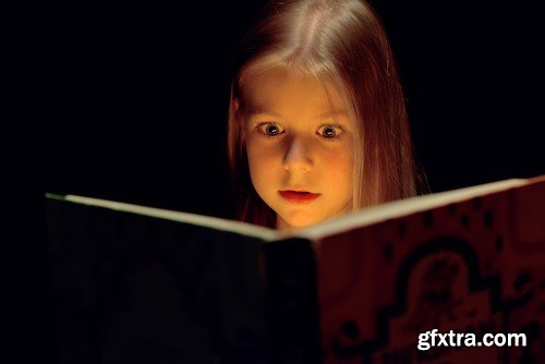 Girls Reading Books - 15x JPEGs