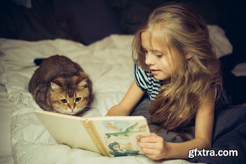 Girls Reading Books - 15x JPEGs