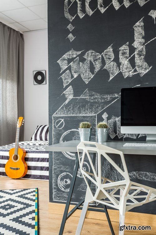 Bedroom decorated with music-related items - 9xUHQ JPEG Photo Stock