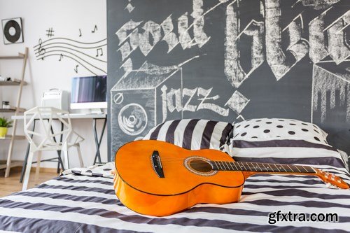 Bedroom decorated with music-related items - 9xUHQ JPEG Photo Stock