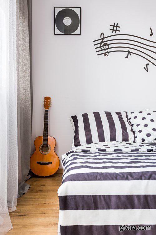 Bedroom decorated with music-related items - 9xUHQ JPEG Photo Stock