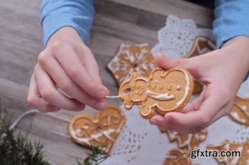 Decorating christmas tree - 11UHQ JPEG