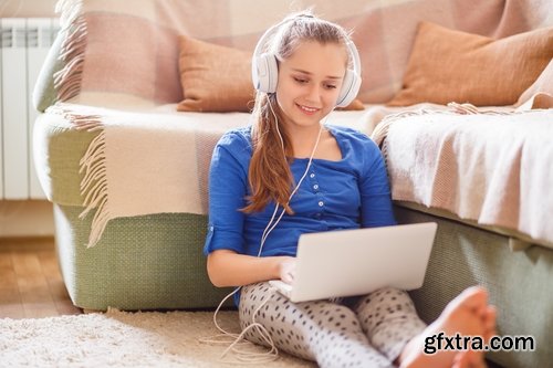 Collection of woman listening to music headphones amusement 25 HQ Jpeg