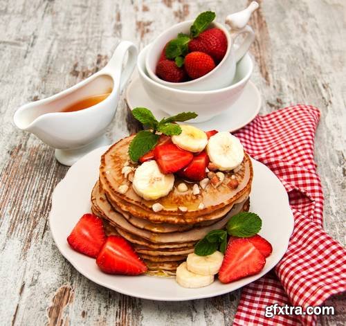 Pancakes with Strawberries and Bananas