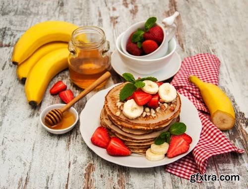 Pancakes with Strawberries and Bananas