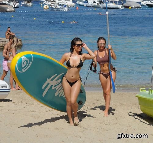 Katie Salmon with her pal India Jennings in Ibiza, 26 October, 2017