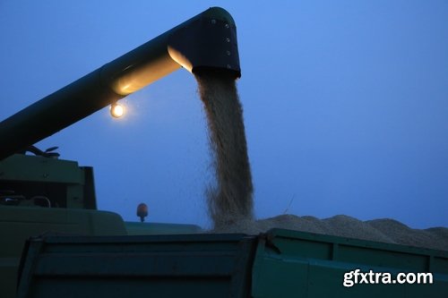 Combine tractor harvesting field of agricultural crop harvester 25 HQ Jpeg