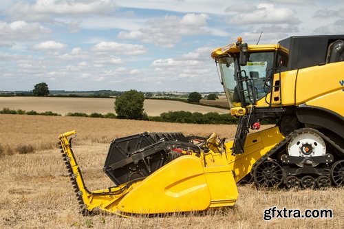 Combine tractor harvesting field of agricultural crop harvester 25 HQ Jpeg