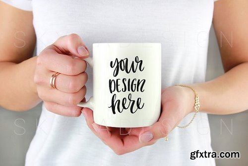 CM - White coffee mug mockup woman 2633119