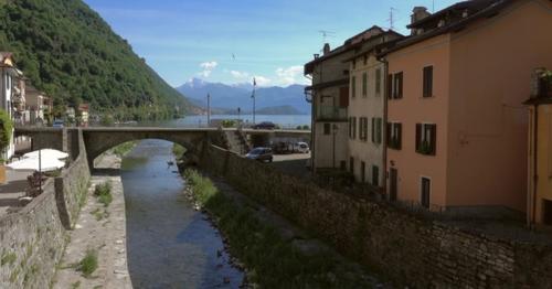 Houses in Town on Shore of Lake Como, Italy - N2Z7QU5