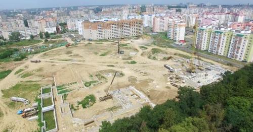 Builders are Working on the Construction of a High-Rise Building in the City - XBMNV7E