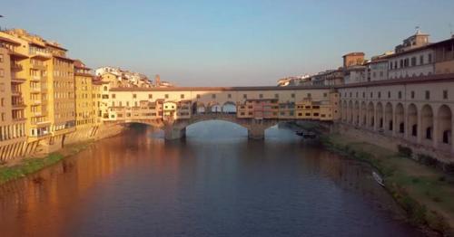 Florence Ponte Vecchio Bridge and City Skyline in Italy - 35LMVRZ