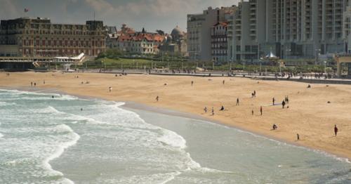 Biarritz France City Surfers Sea - 79X8HSA