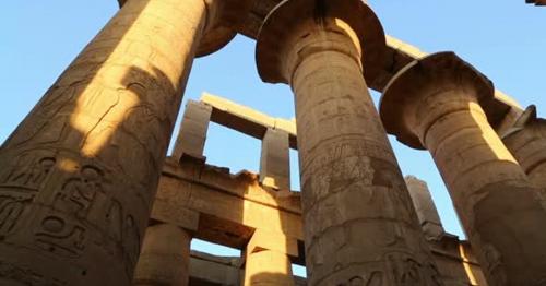 Columns In Karnak Temple Ancient Egypt Hieroglyphics - Tilt View - 2P4JZKT