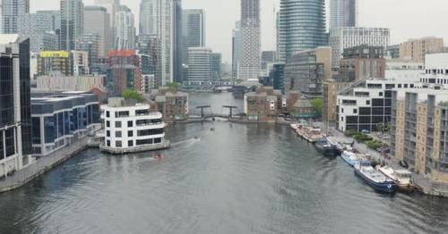 London Docklands Millwall Outer Dock. Tour Boats - H3FX9J2