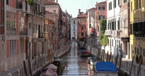 Multi-colored Houses on Canal in Venice, Italy - 9JLQ6SK