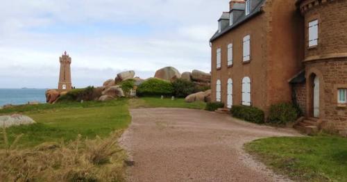 Phare De Men Ruz Lighthouse And Stone House Near - J9QFKCP