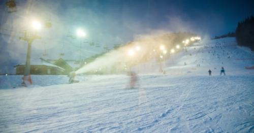 Night Skiing At The Ski Slopes And Snow Cannons - 9ZHX5LJ