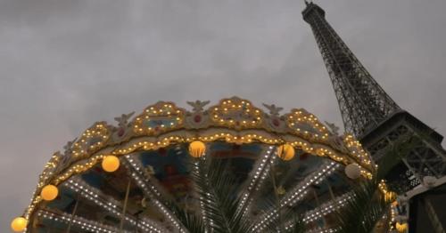 Vintage Carousel And Eiffel Tower In The Evening - Z52YWBA