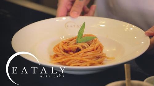 SkillShare - Italian Classics Made Easy: Perfect Pasta al Pomodoro - 922438900