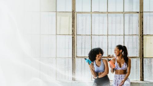 Sportive women talking in a gym while drinking water mockup - 1222501