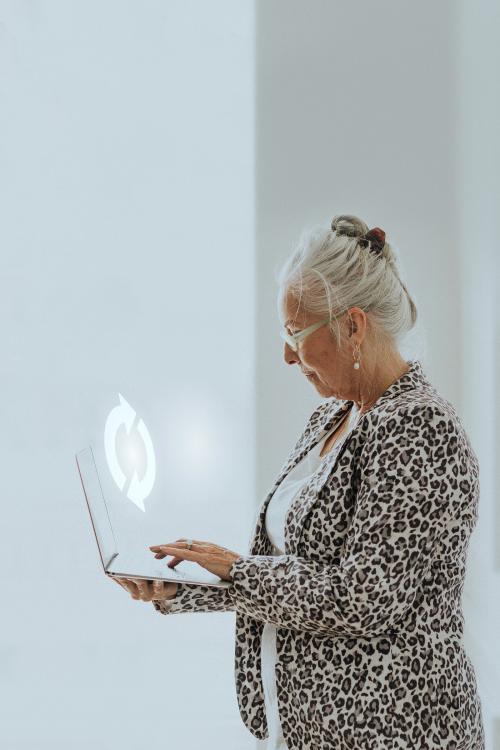 Senior businesswoman using a laptop mockup - 1224495