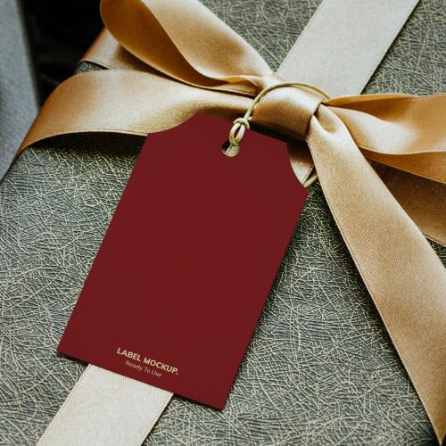Aerial view of gift box with a tag mockup - 1231161