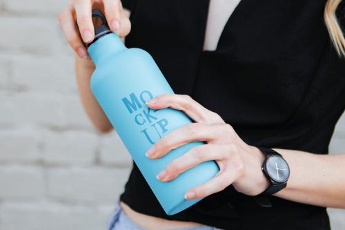 Woman carrying a thermal bottle mockup - 1208485