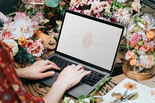 Florist using a laptop screen mockup - 1212403