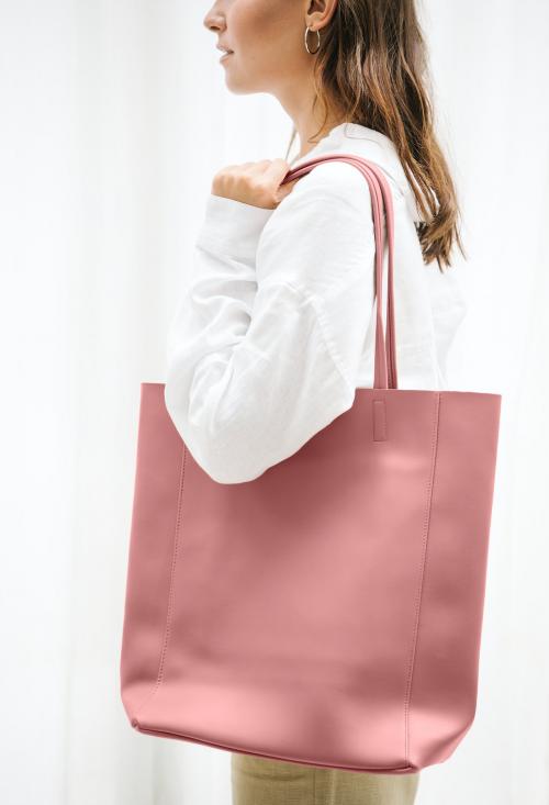 Woman carrying a pink handbag mockup - 1215126