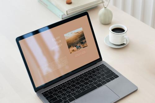 Laptop mockup n a wooden table - 1215233