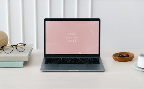 Laptop mockup n a wooden table - 1215324