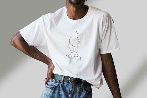 Black man wearing a silk screen white t-shirt mockup - 1198589