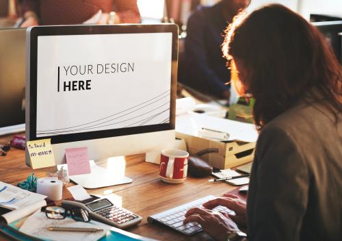 Woman in her office using a computer screen mockup - 894806