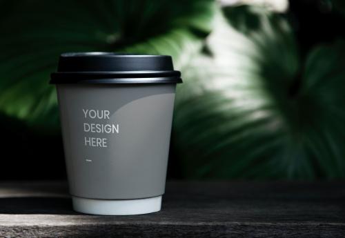 Coffee cup mockup on a table - 894813