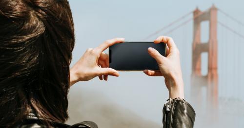 Woman taking a photograph of the Golden Gate Bridge, San Francisco - 894903