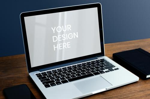 Laptop mockup on a wooden table - 894904