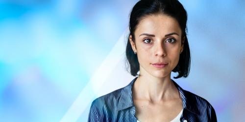 Portrait of cheerful Caucasian woman - 895142