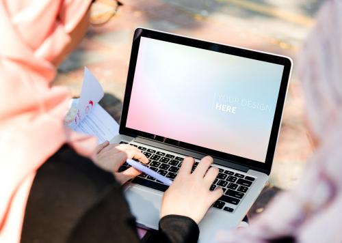 Muslim woman using a laptop screen mockup - 666147