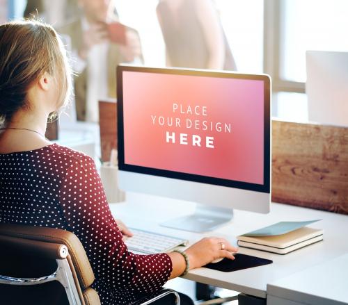 Woman using a computer screen mockup - 666157