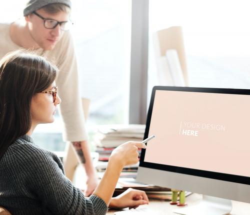 Woman using a computer screen mockup - 666163