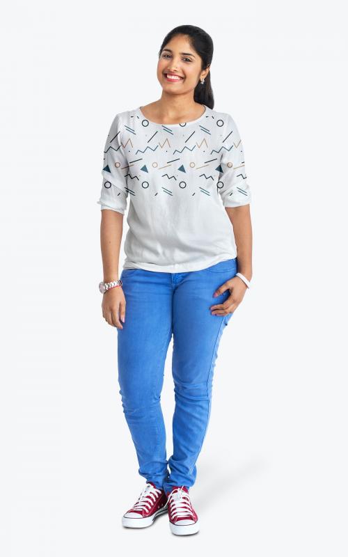 Happy woman wearing a t-shirt mockup - 681304