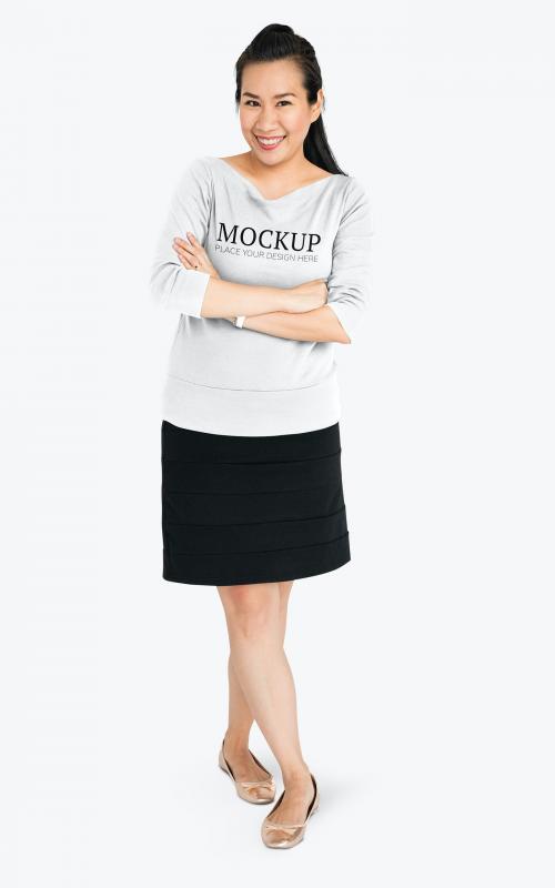 Happy woman wearing a t-shirt mockup - 681321